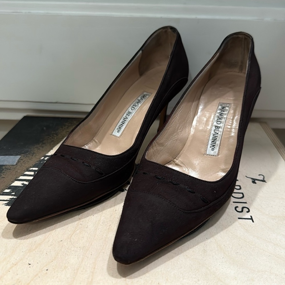 Manolo Blahnik Women's Pointed Toe Classic Pumps - Picture 3 of 6
